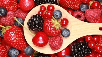 Kırmızı, mavi renkli meyvelerce zengin beslenme kadınlarda enfarktüs riskini azaltabiliyor